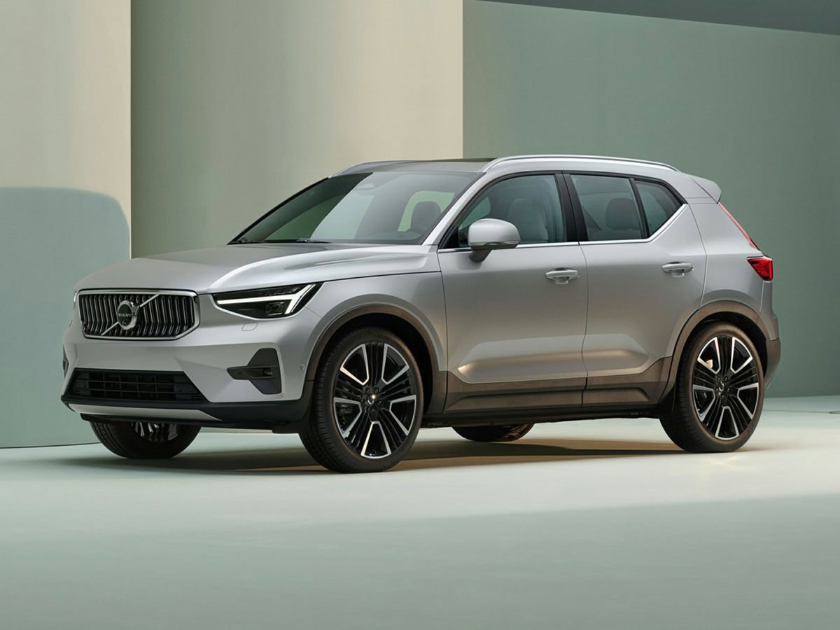 Used 2023 Volvo XC40 B5 Plus w/ Driver Assist Package AWD/4WD image 1