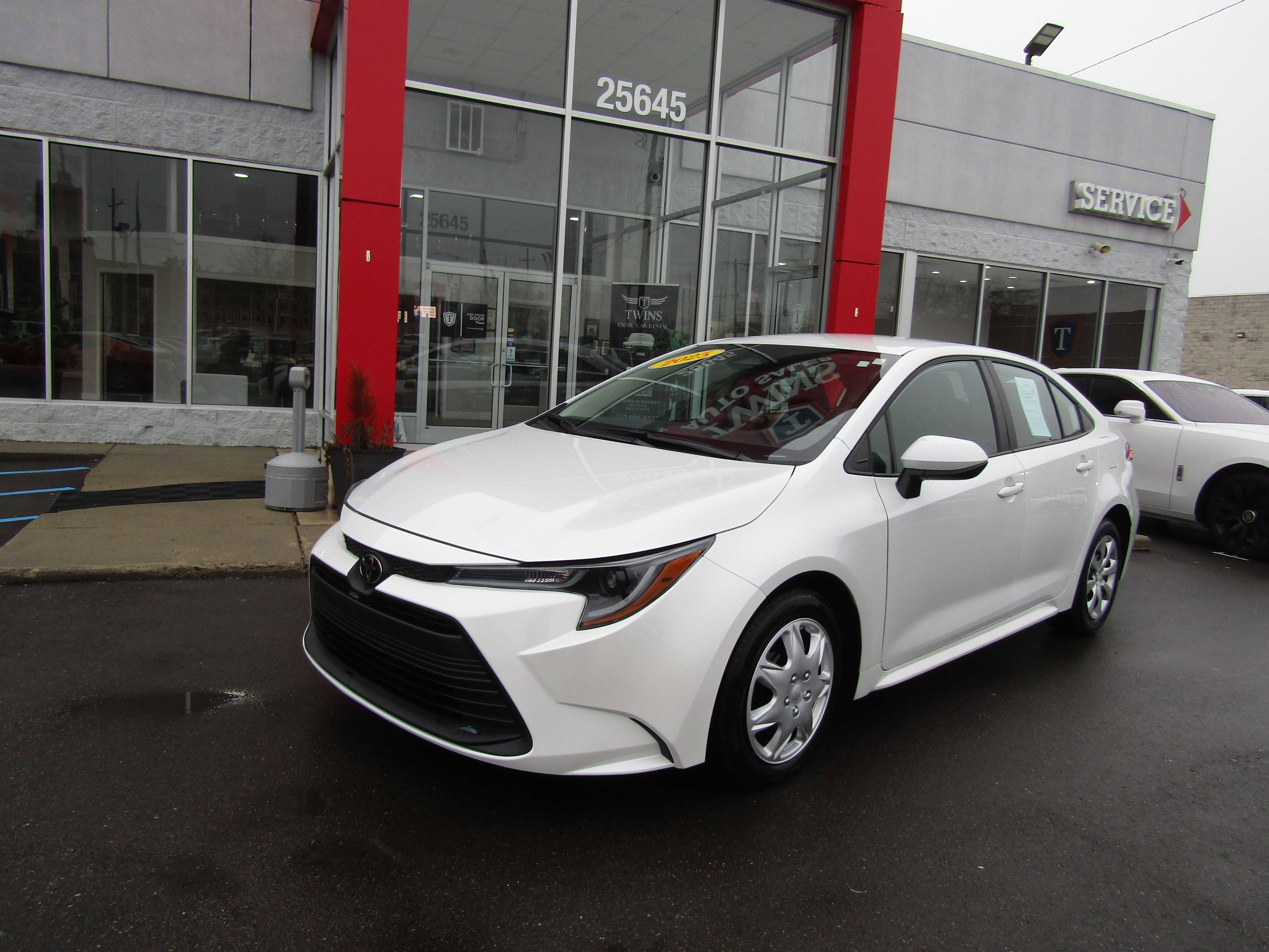 Used 2025 Toyota Corolla LE image 2