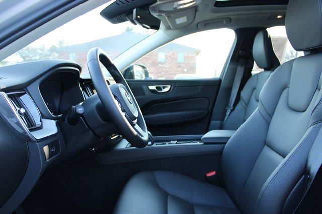 Used 2025 Volvo XC60 B5 Plus image 20
