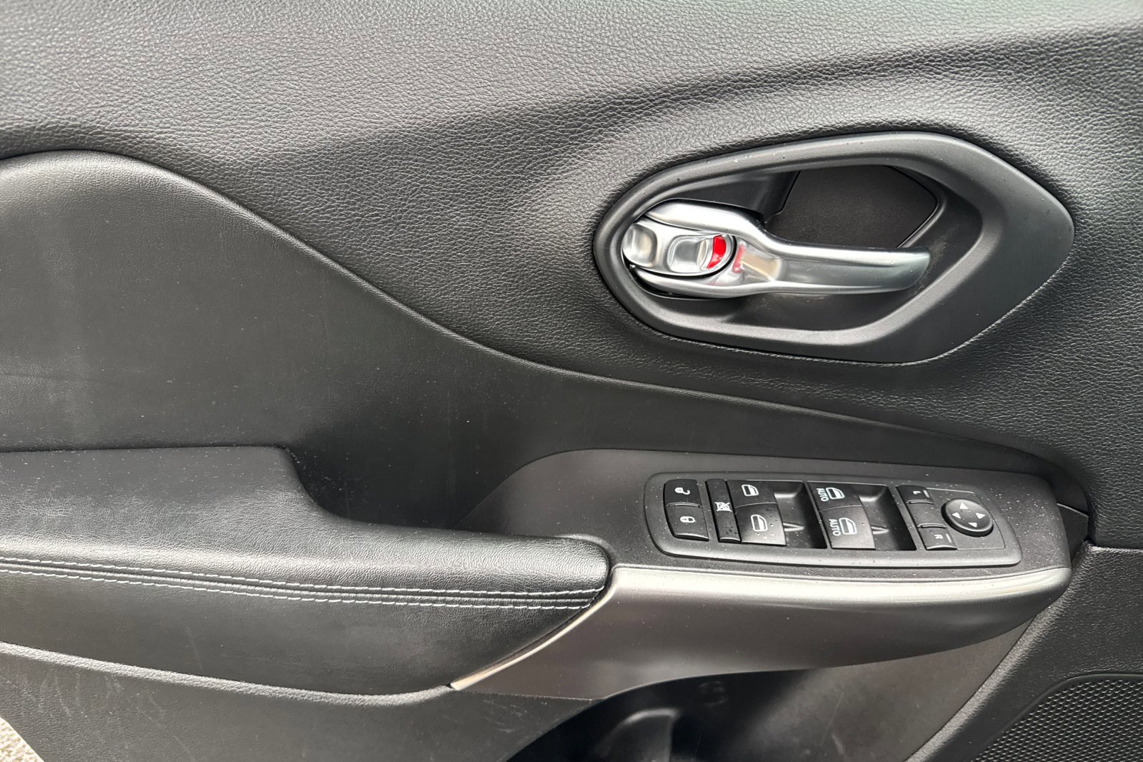 Used 2020 Jeep Cherokee Latitude Plus w/ Comfort/Convenience Group image 11