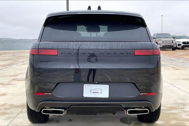 Used 2025 Land Rover Range Rover Sport SE image 4