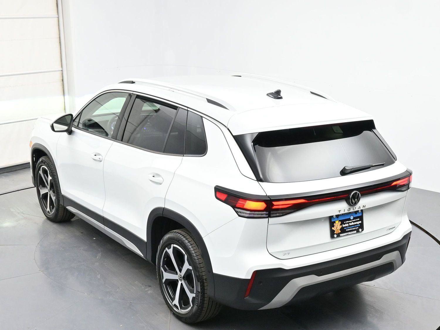 Used 2025 Volkswagen Tiguan SE AWD/4WD image 33