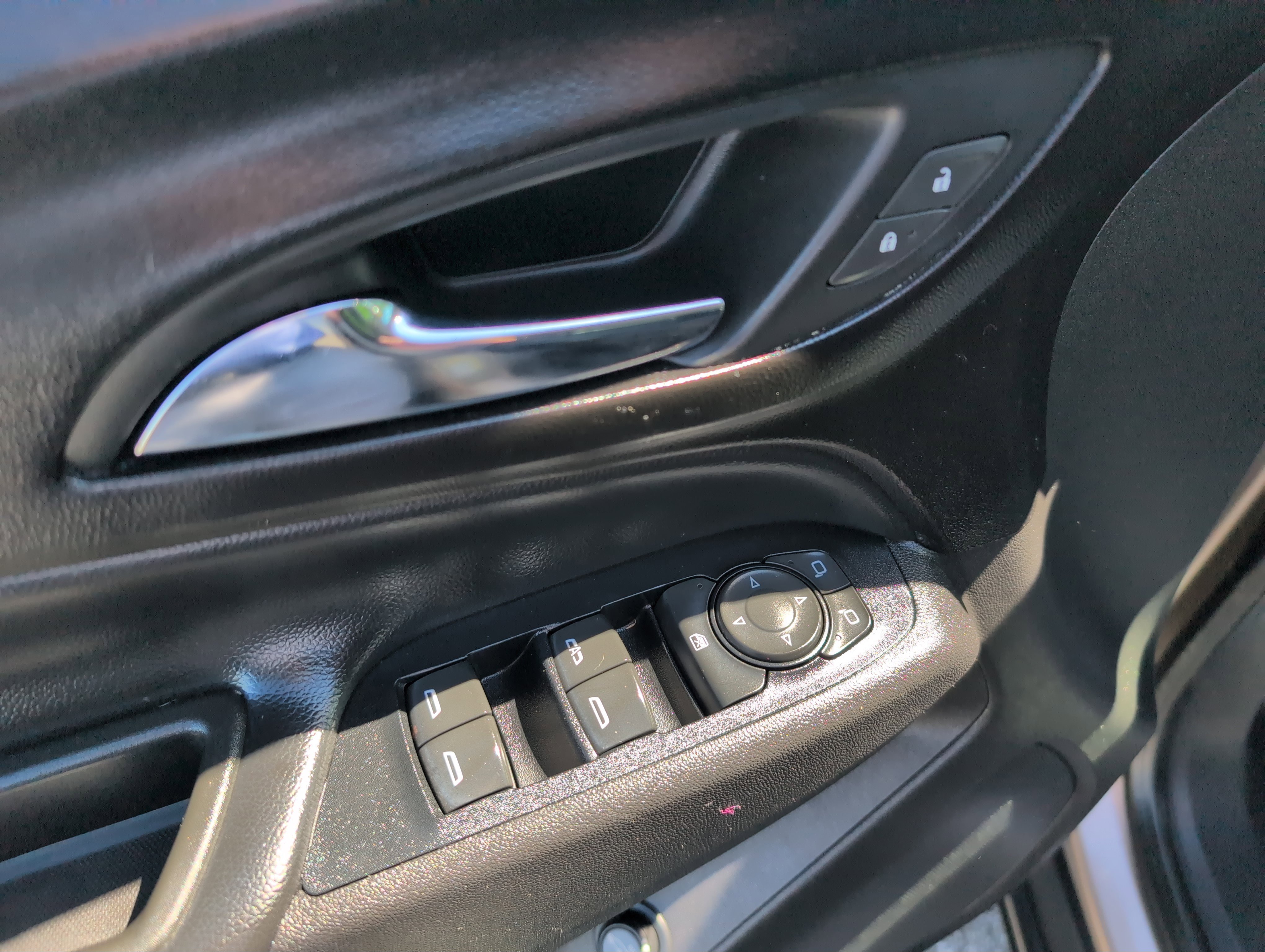 Used 2018 Chevrolet Equinox LT FWD image 15