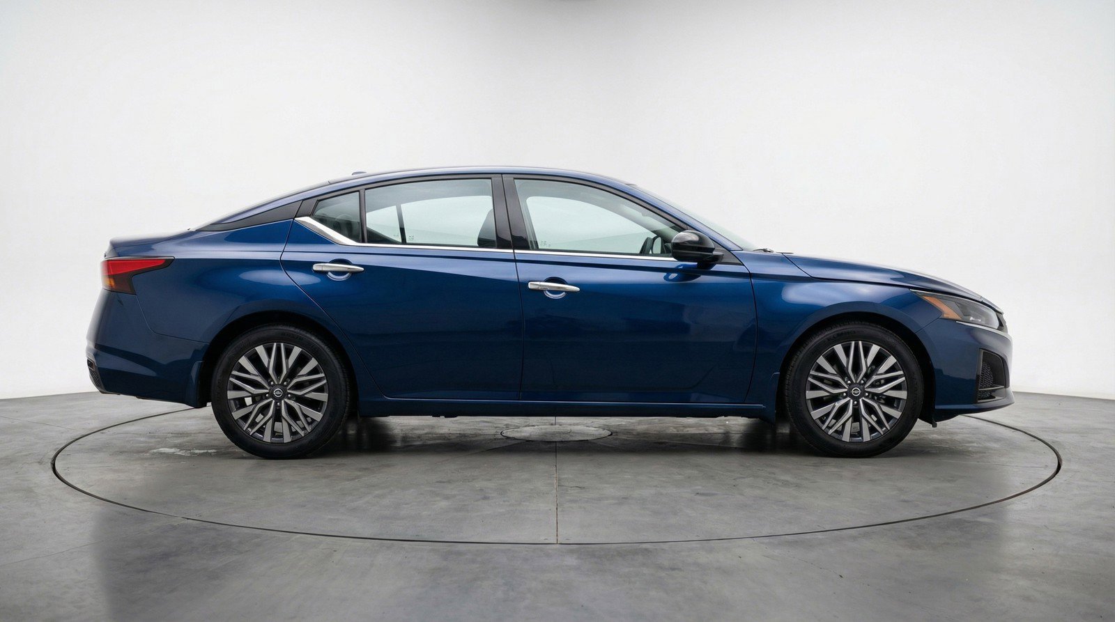 Used 2025 Nissan Altima 2.5 SV image 11