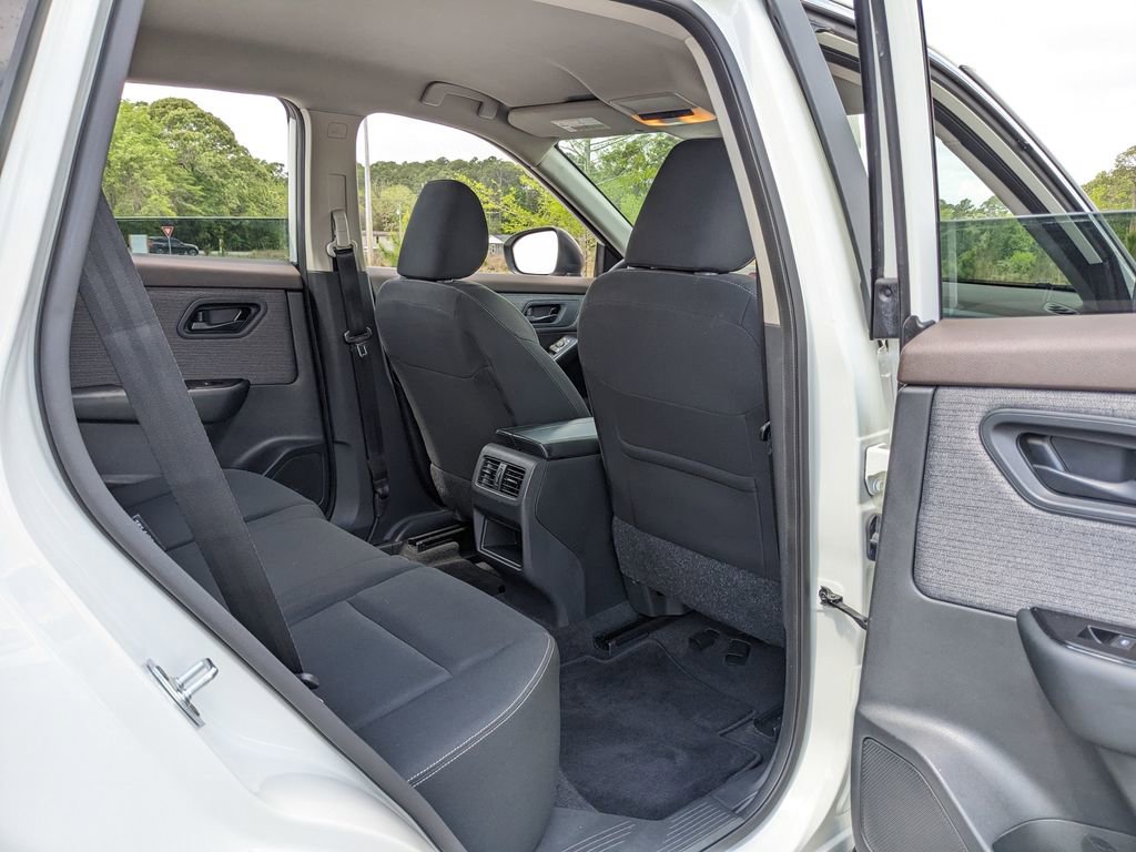 Used 2023 Nissan Rogue S image 43