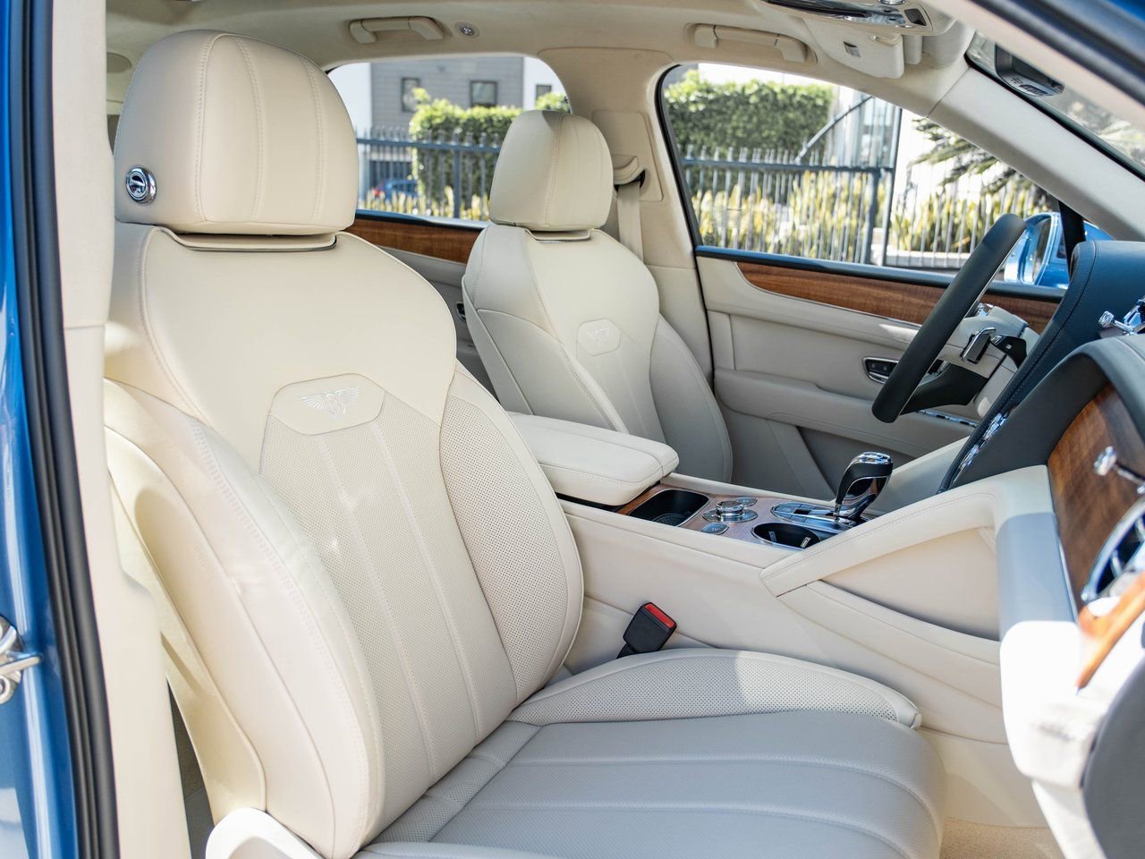 Used 2025 Bentley Bentayga Plug-In Hybrid image 26