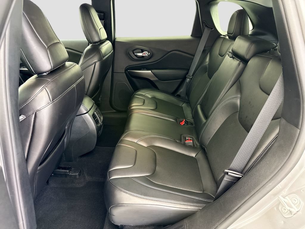 Used 2019 Jeep Cherokee Latitude Plus w/ Comfort/Convenience Group AWD/4WD image 19