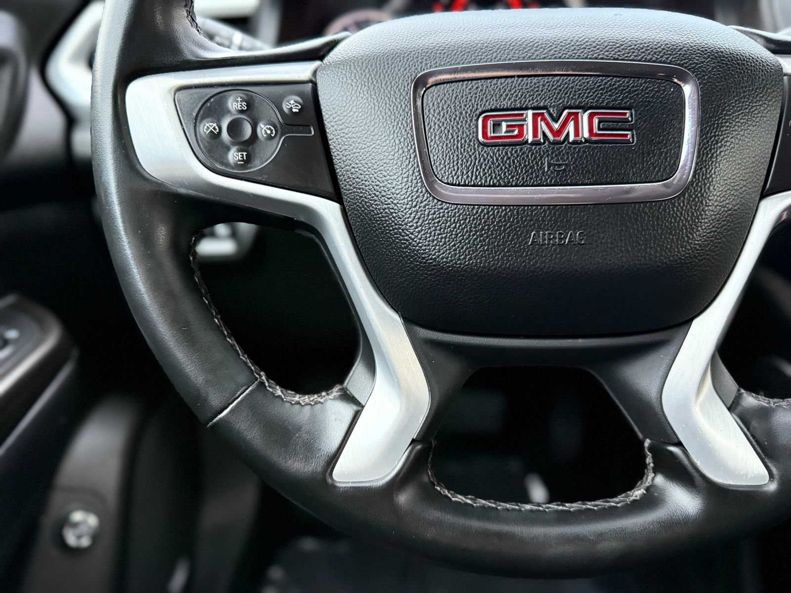 Used 2023 GMC Acadia SLT FWD image 25