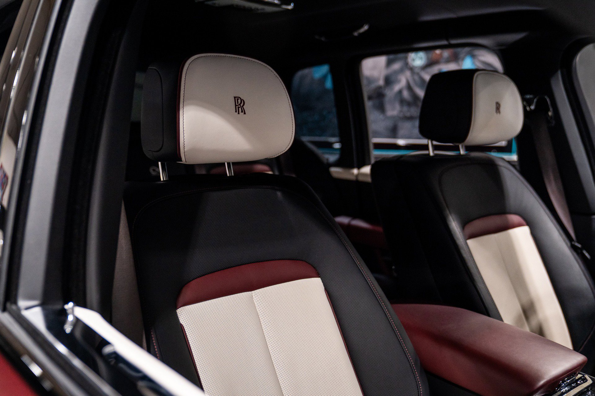 Used 2022 Rolls-Royce Cullinan Black Badge w/ Dark Exterior Package image 27