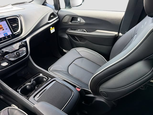 New 2027 Chrysler Pacifica Limited FWD image 24