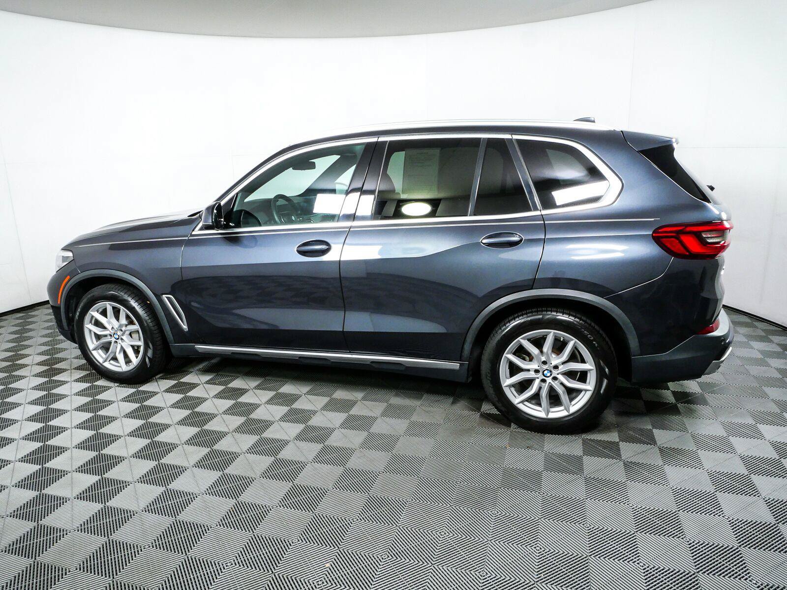 Used 2019 BMW X5 xDrive40i w/ Convenience Package AWD/4WD image 32