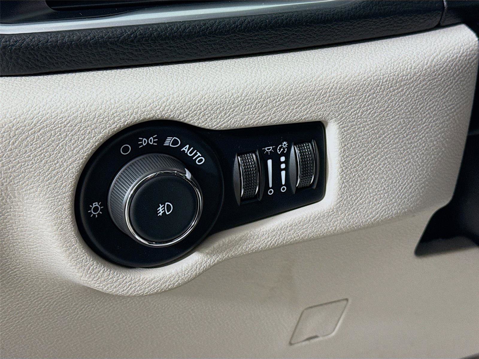 Used 2024 Chrysler Pacifica Limited image 10