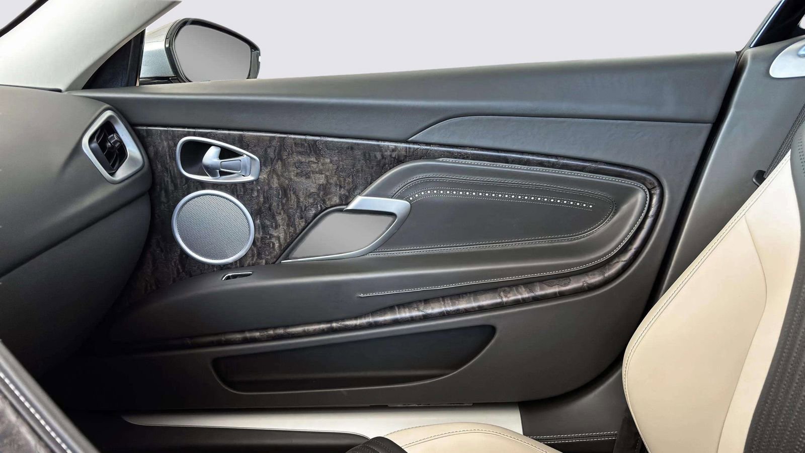 Used 2022 Aston Martin DB11 Coupe image 19