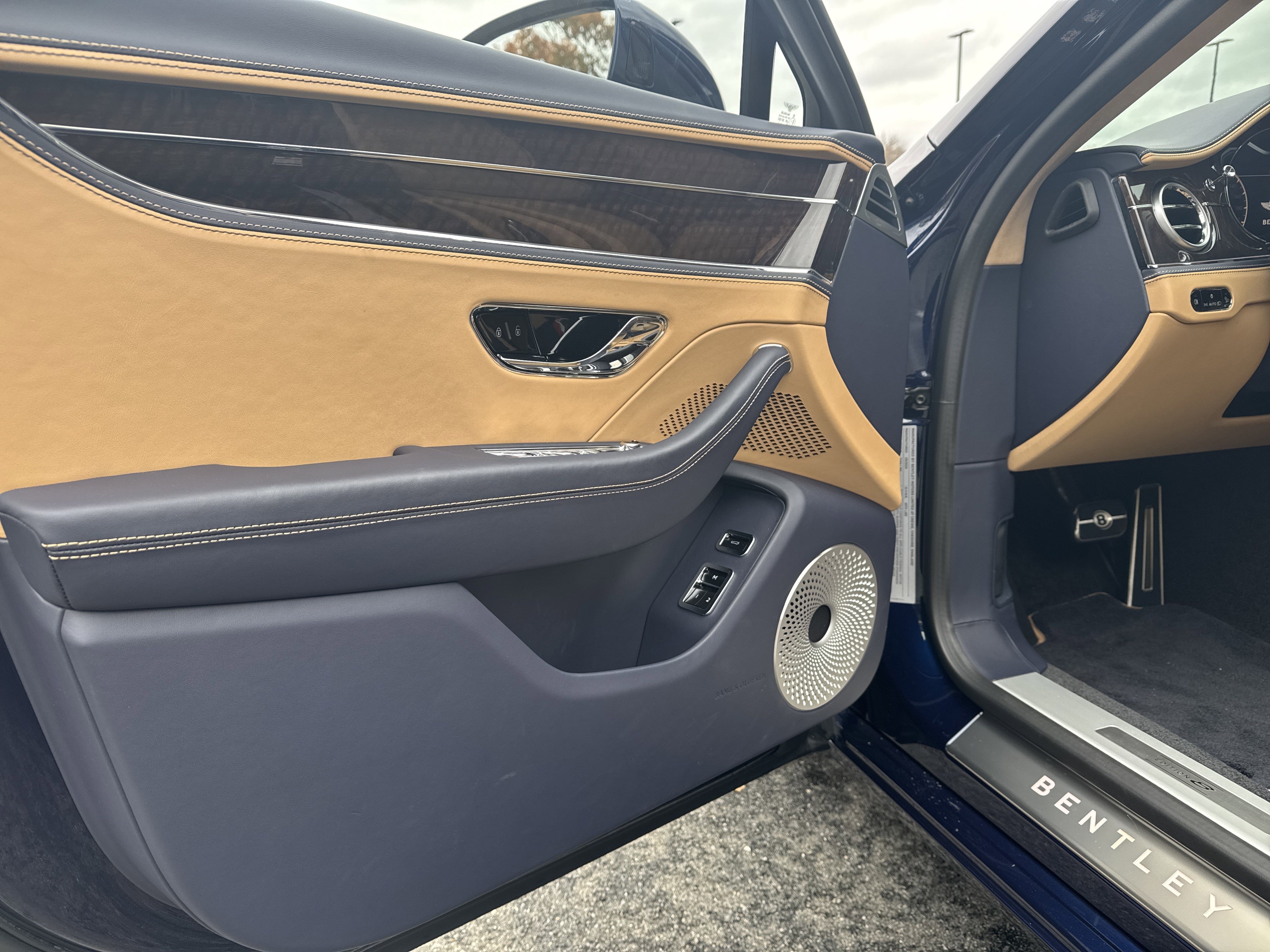 Used 2024 Bentley Flying Spur V8 image 13