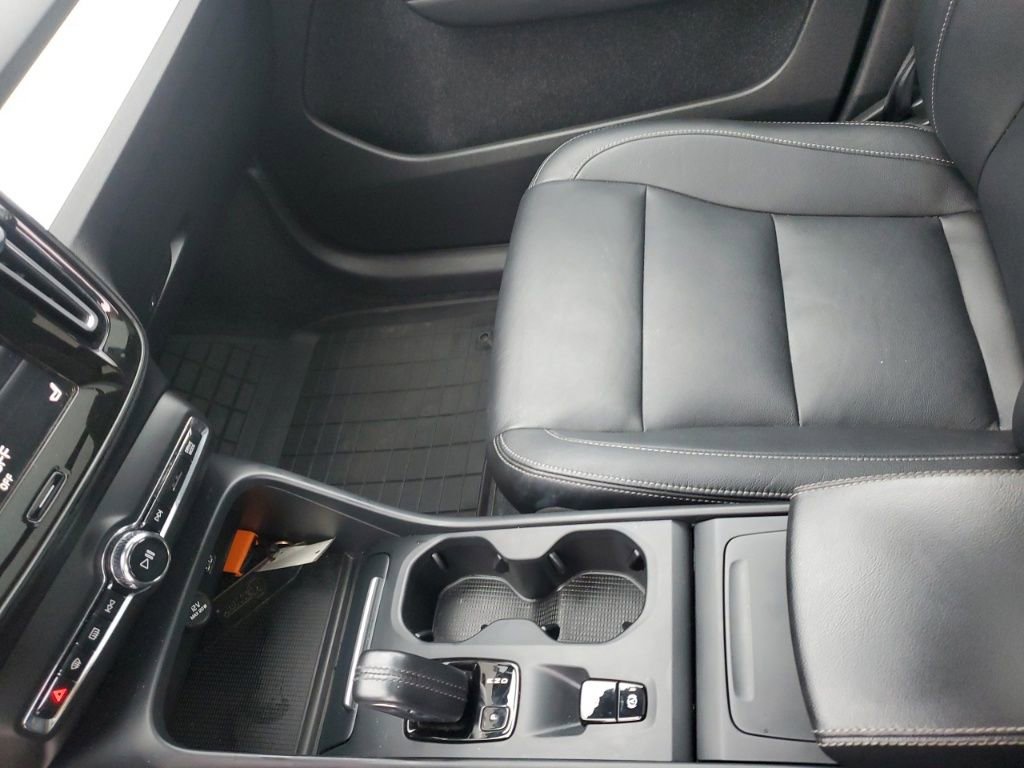 Used 2021 Volvo XC40 T5 Momentum w/ Climate Package image 24