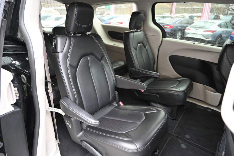 Used 2023 Chrysler Pacifica Touring-L FWD image 17