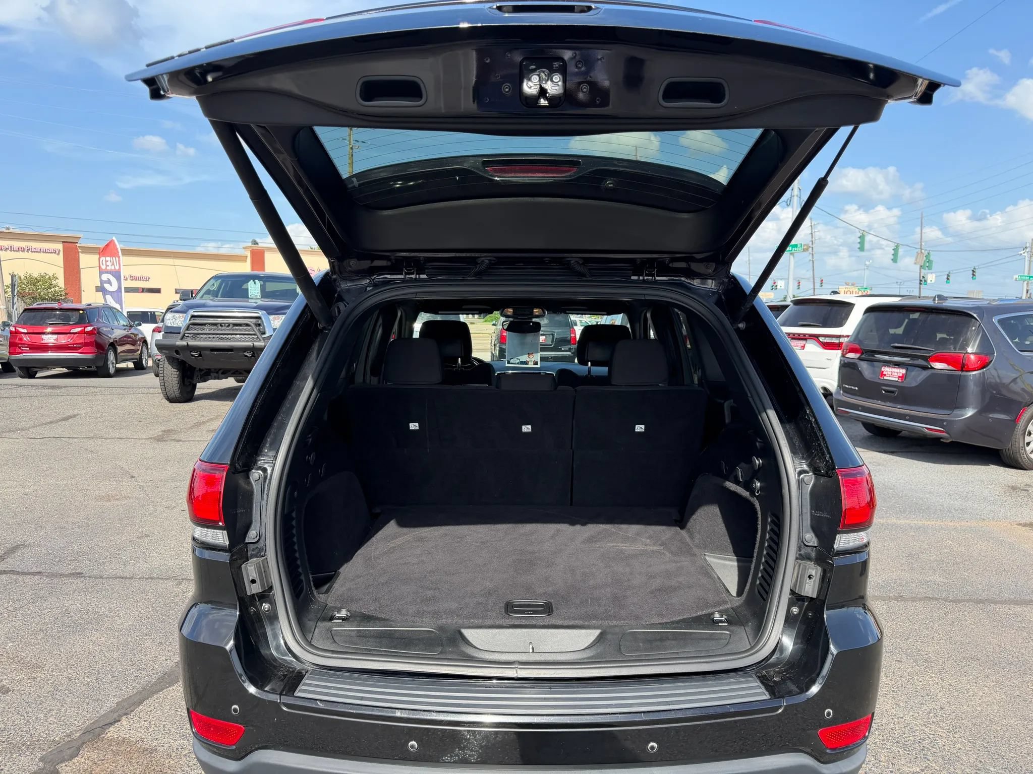 Used 2018 Jeep Grand Cherokee Laredo AWD/4WD image 25