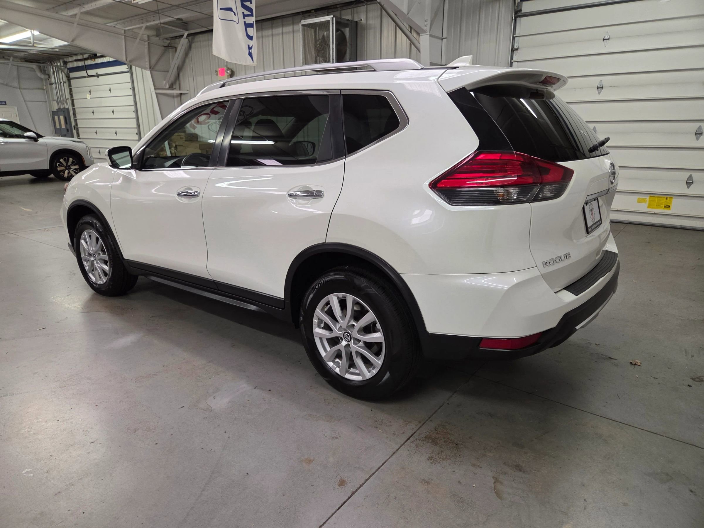 Used 2017 Nissan Rogue SV image 4