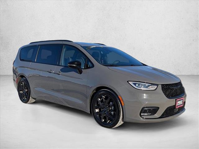 Used 2025 Chrysler Pacifica Limited FWD image 3