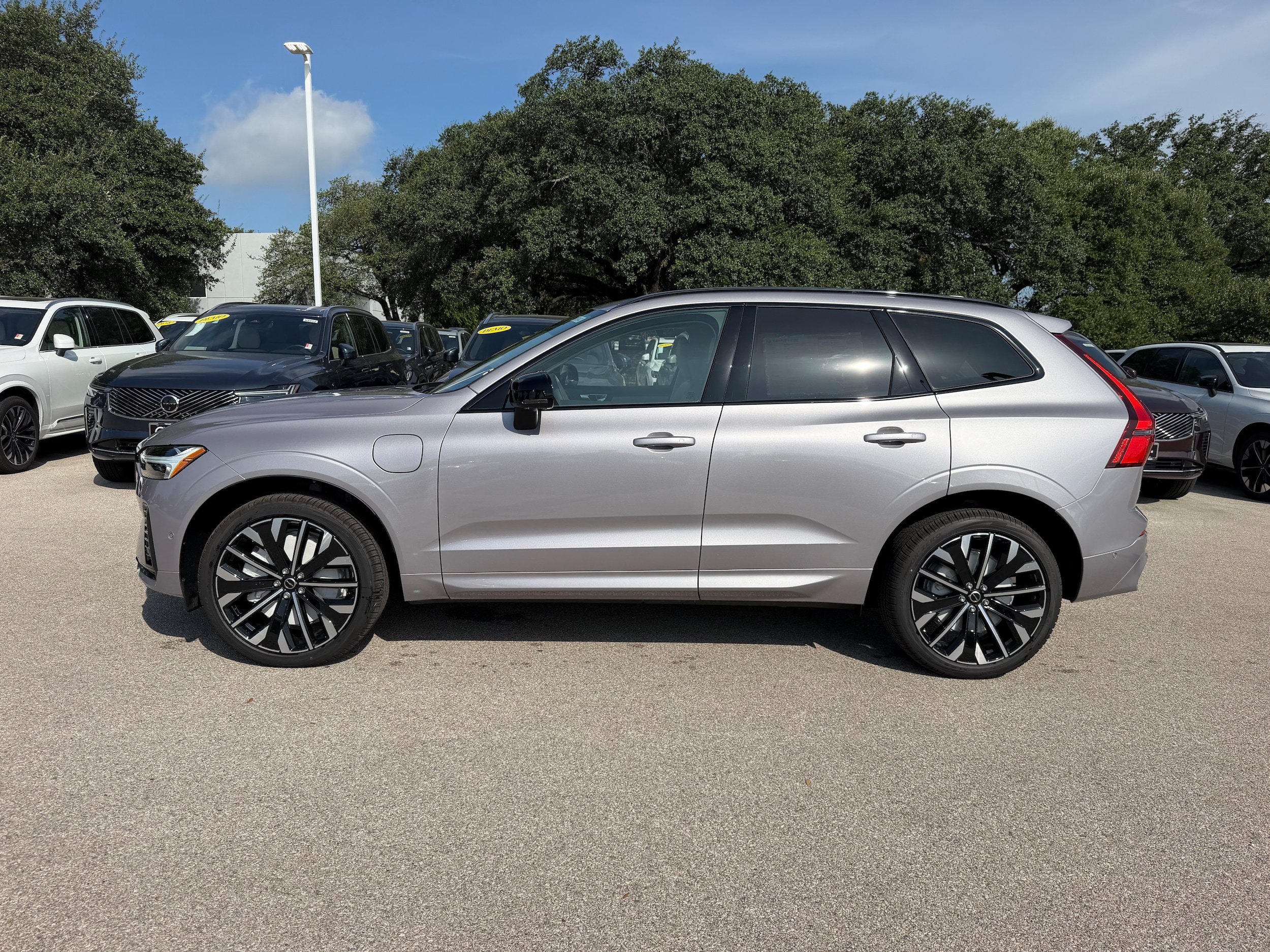 New 2026 Volvo XC60 T8 Ultra w/ Climate Package AWD/4WD image 3