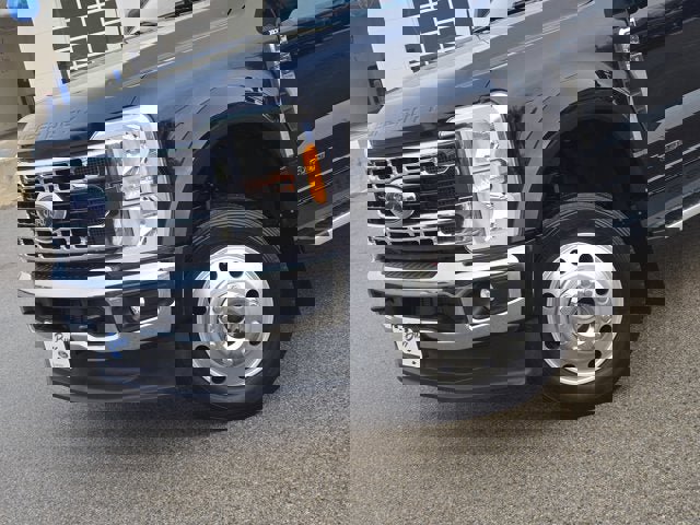 Used 2023 Ford F450 XLT w/ FX4 Off-Road Package image 2