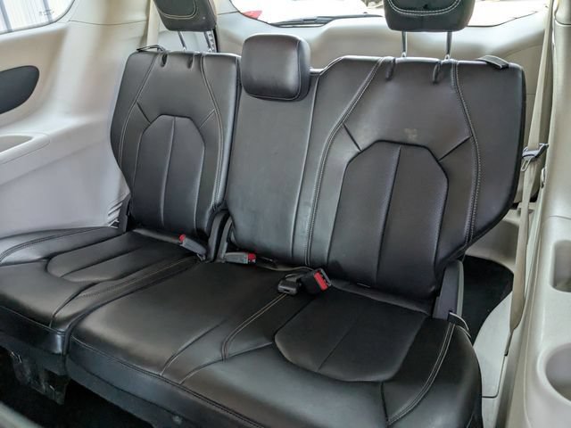 Used 2023 Chrysler Pacifica Touring-L FWD image 27