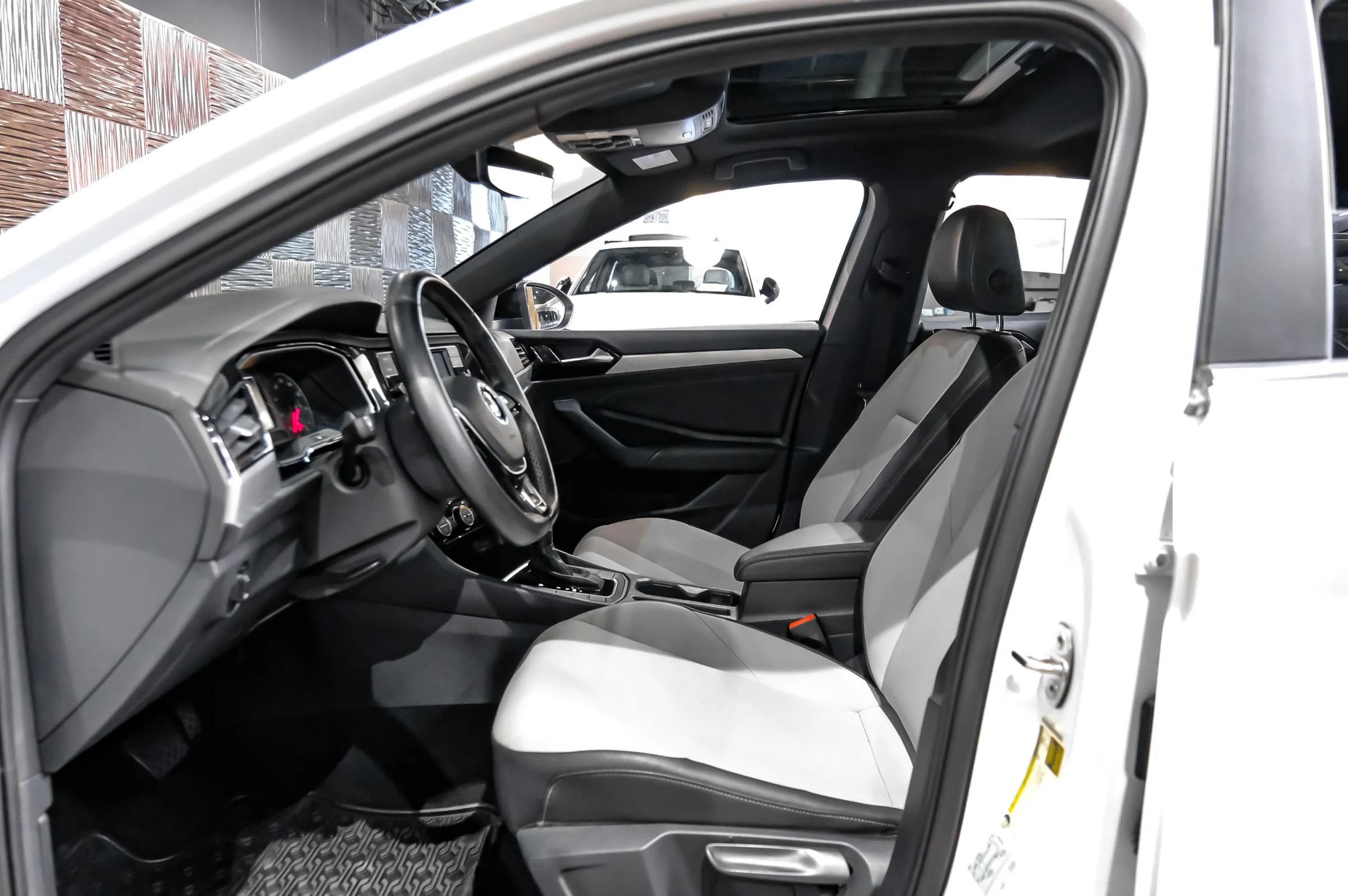 Used 2020 Volkswagen Jetta R-Line w/ R-Line Cold Weather Package FWD image 4