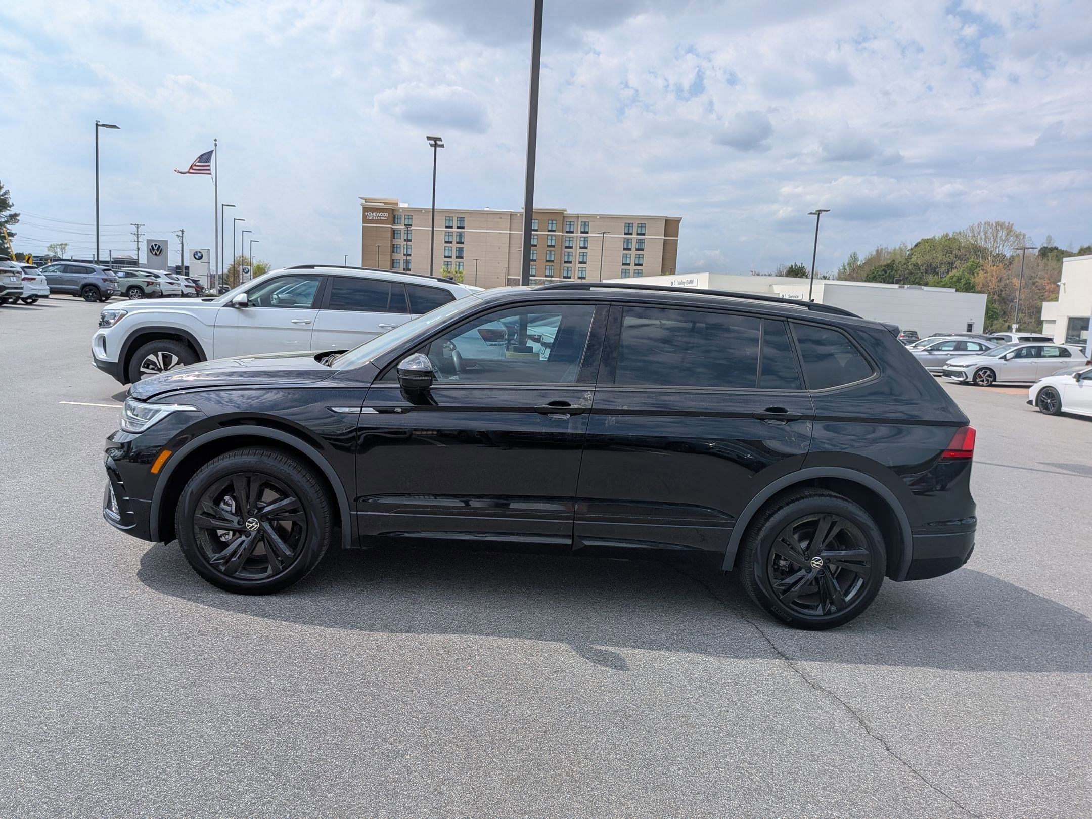 Used 2024 Volkswagen Tiguan SE R-Line image 6