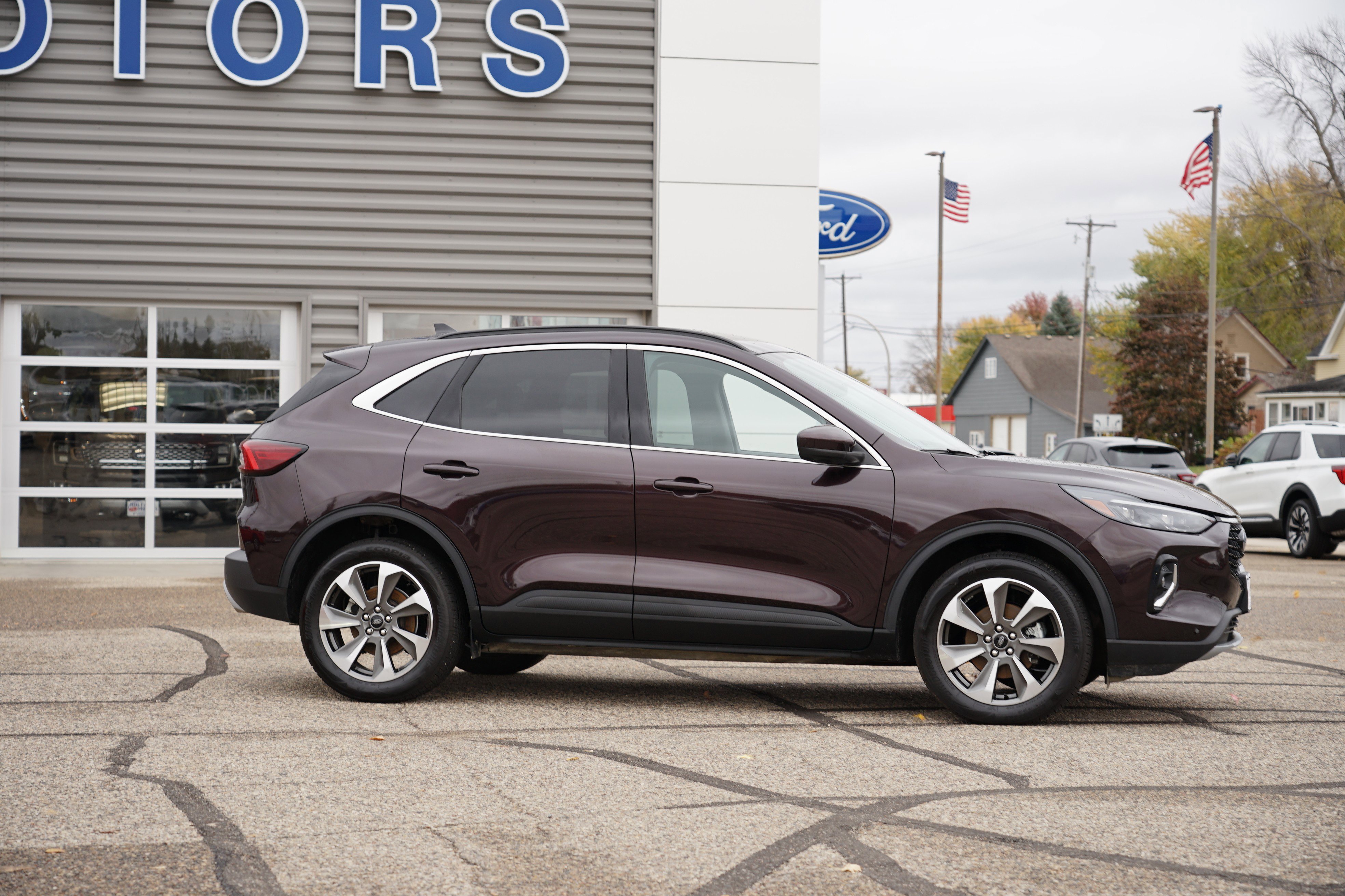 Used 2023 Ford Escape Platinum image 2