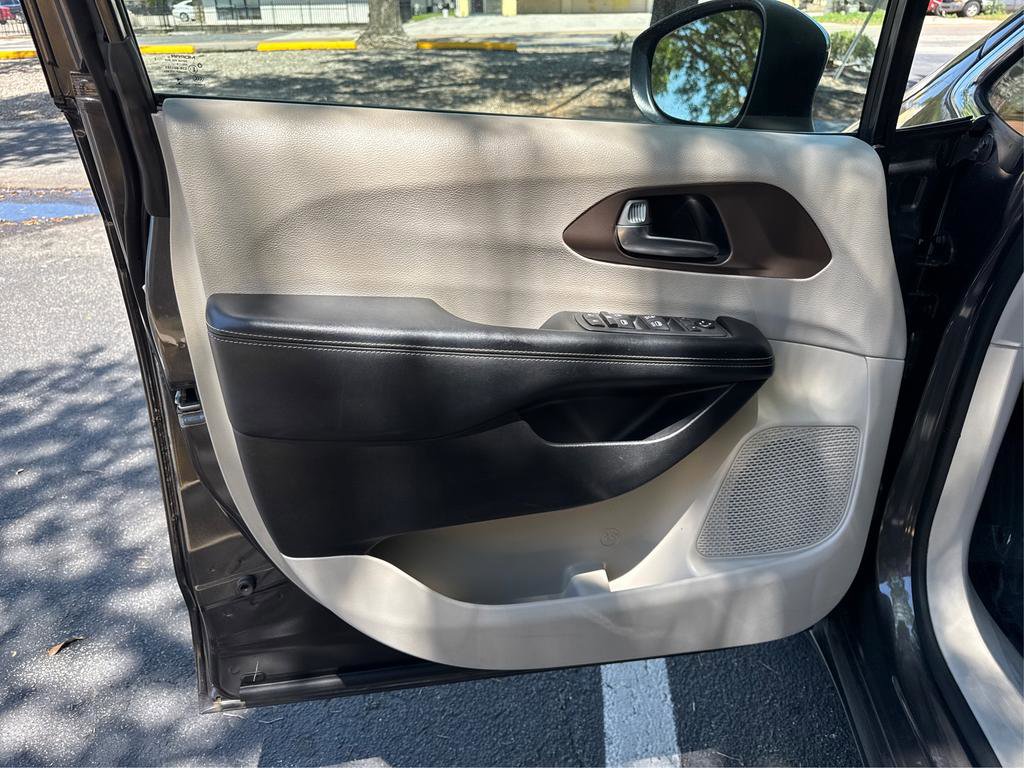 Used 2020 Chrysler Voyager Lxi FWD image 29