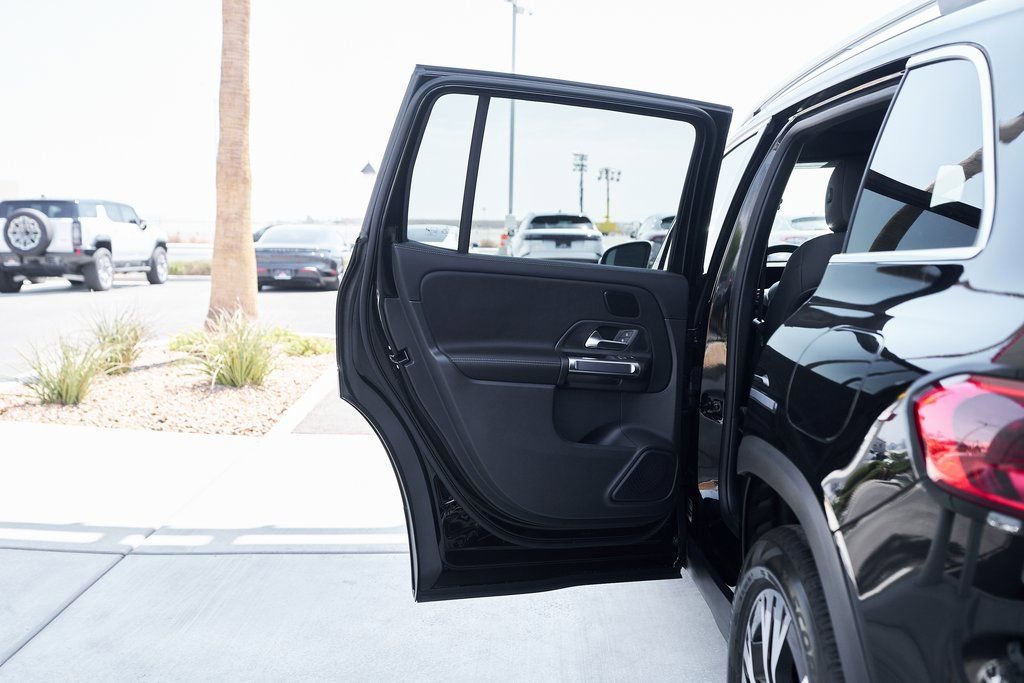 Used 2025 Mercedes-Benz GLB 250 4MATIC w/ Exclusive Package image 15