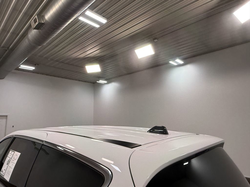 Used 2024 Chrysler Pacifica Touring-L image 10