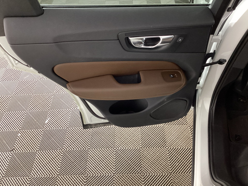 Used 2022 Volvo XC60 B5 Momentum AWD/4WD image 14