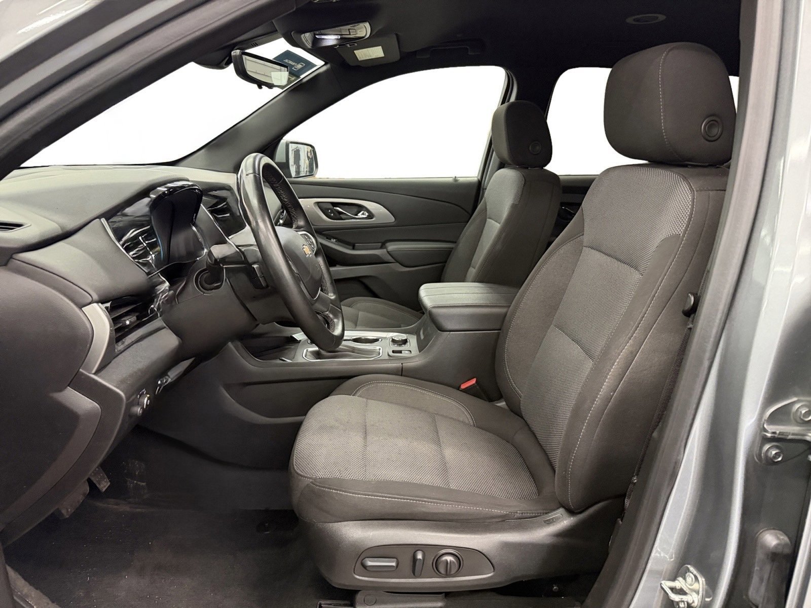 Used 2023 Chevrolet Traverse LT image 9