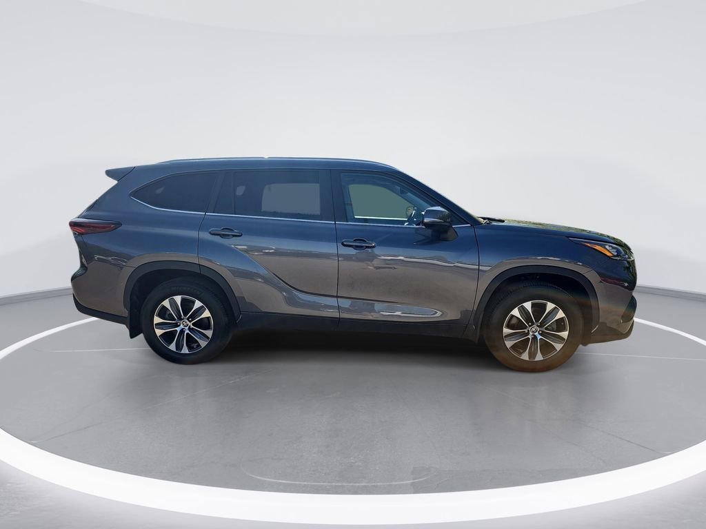 Used 2024 Toyota Highlander Limited AWD/4WD image 2
