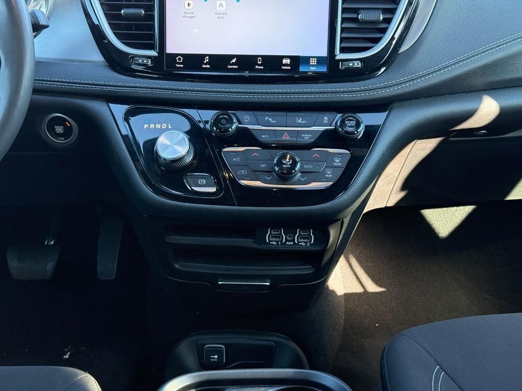 Used 2023 Chrysler Pacifica Touring image 15