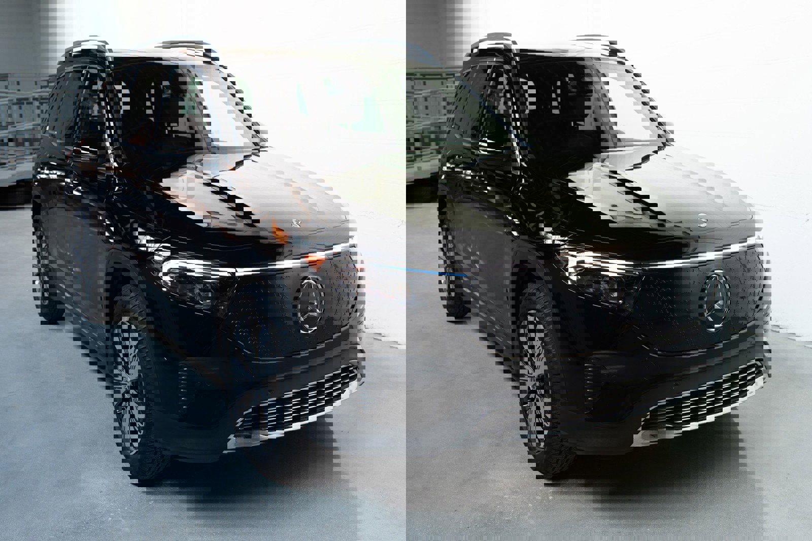 Used 2024 Mercedes-Benz EQB 300 4MATIC image 7