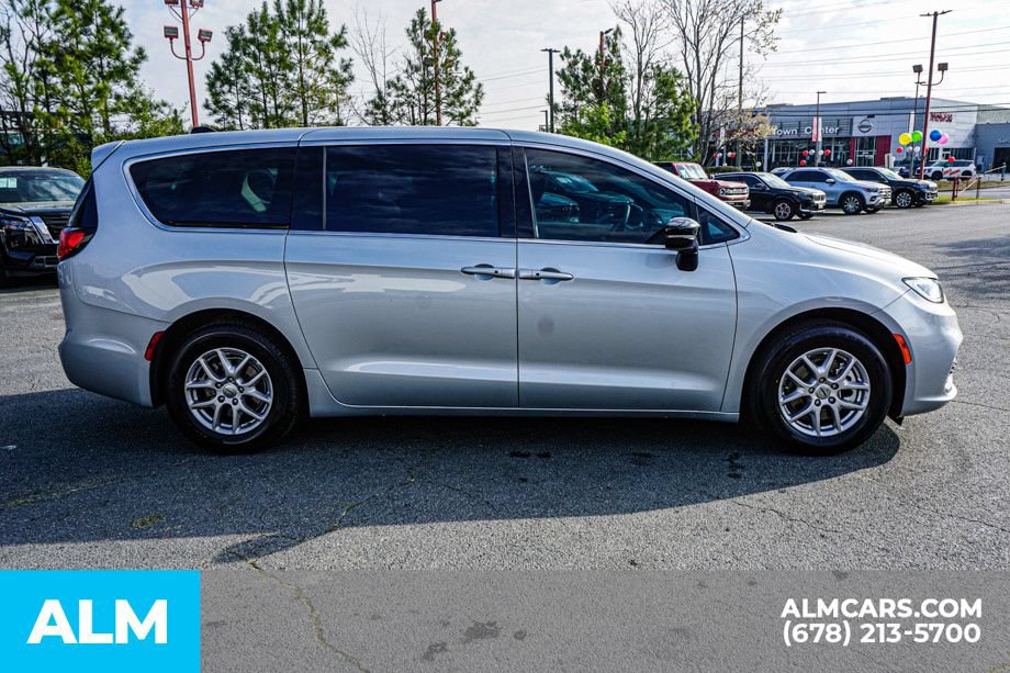 Used 2024 Chrysler Pacifica Touring-L FWD image 8