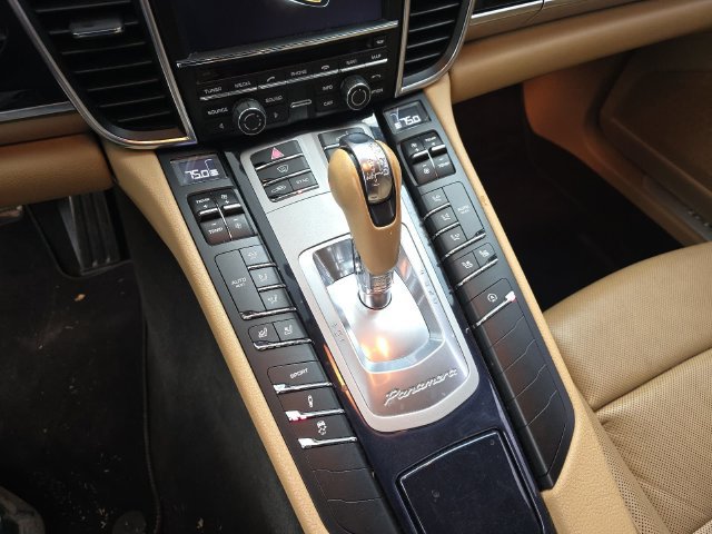 Used 2015 Porsche Panamera RWD image 22