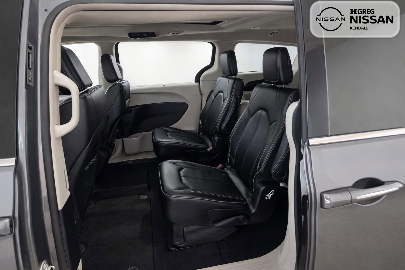 Used 2023 Chrysler Pacifica Limited FWD image 12