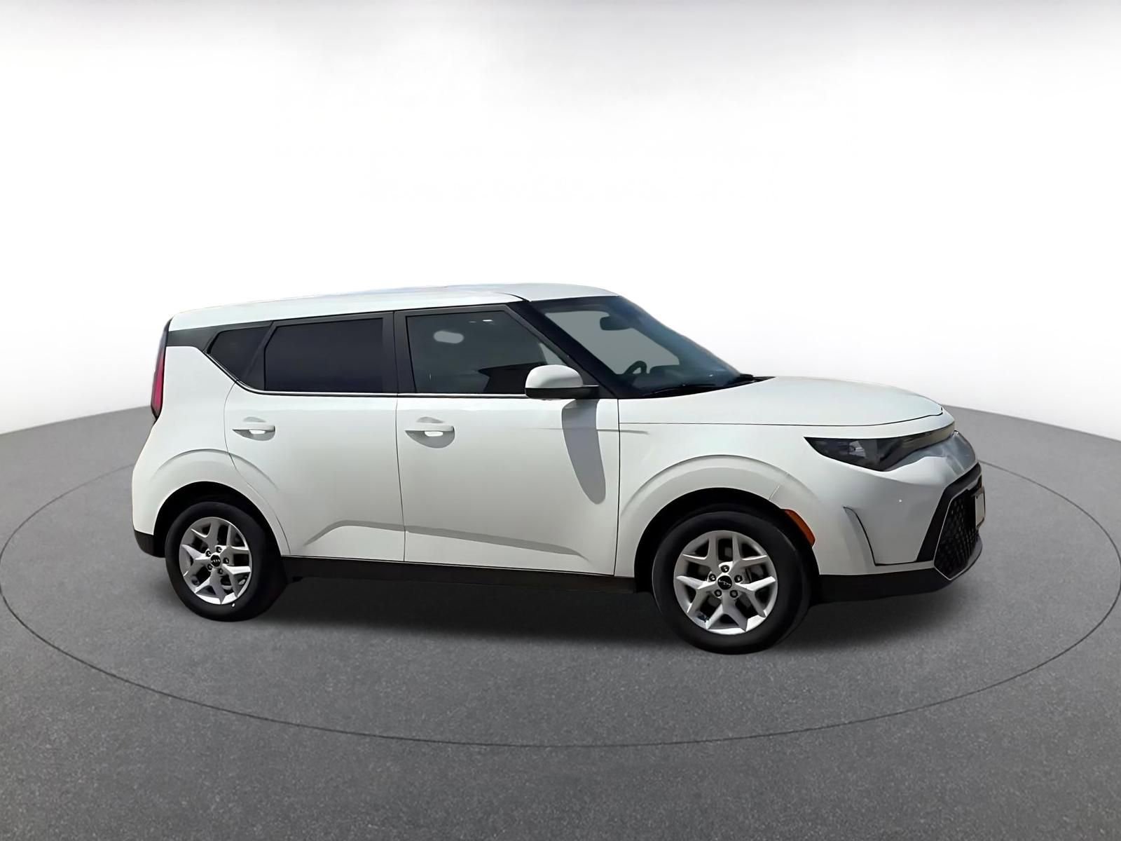 Used 2025 Kia Soul LX w/ LX Technology Package image 2