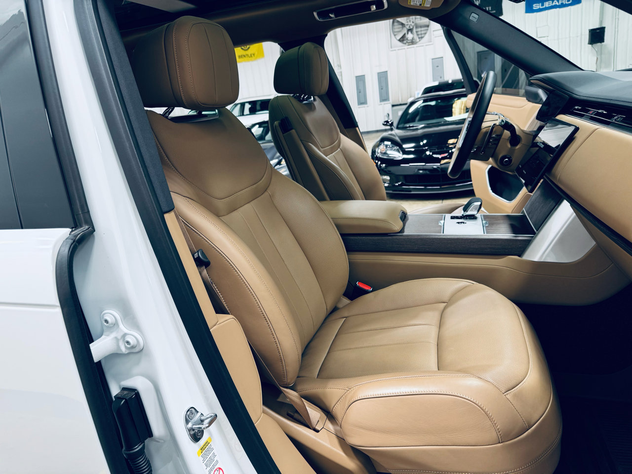 Used 2025 Land Rover Range Rover Long Wheelbase SE image 40