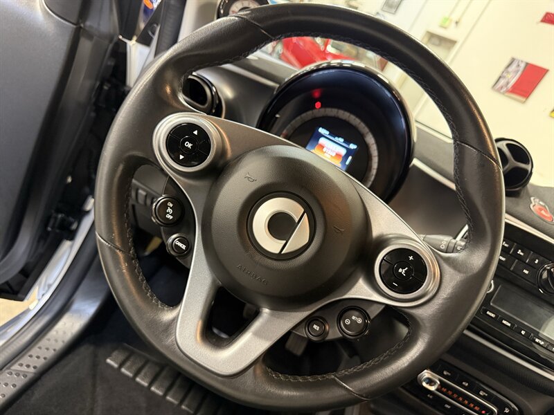 Used 2016 smart fortwo passion RWD image 20