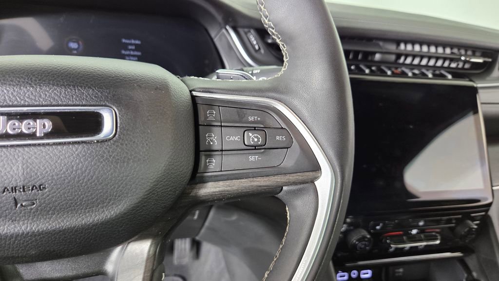 Used 2024 Jeep Grand Cherokee Limited w/ Black Appearance Package AWD/4WD image 21