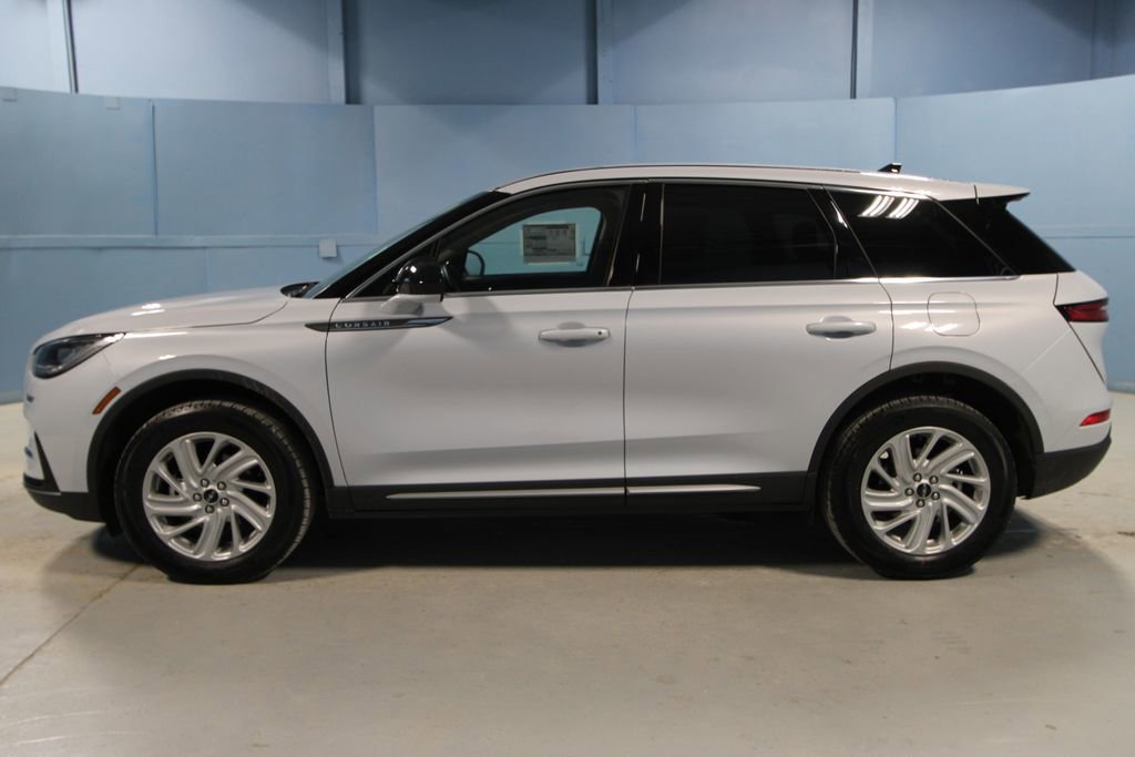 Used 2025 Lincoln Corsair AWD image 32