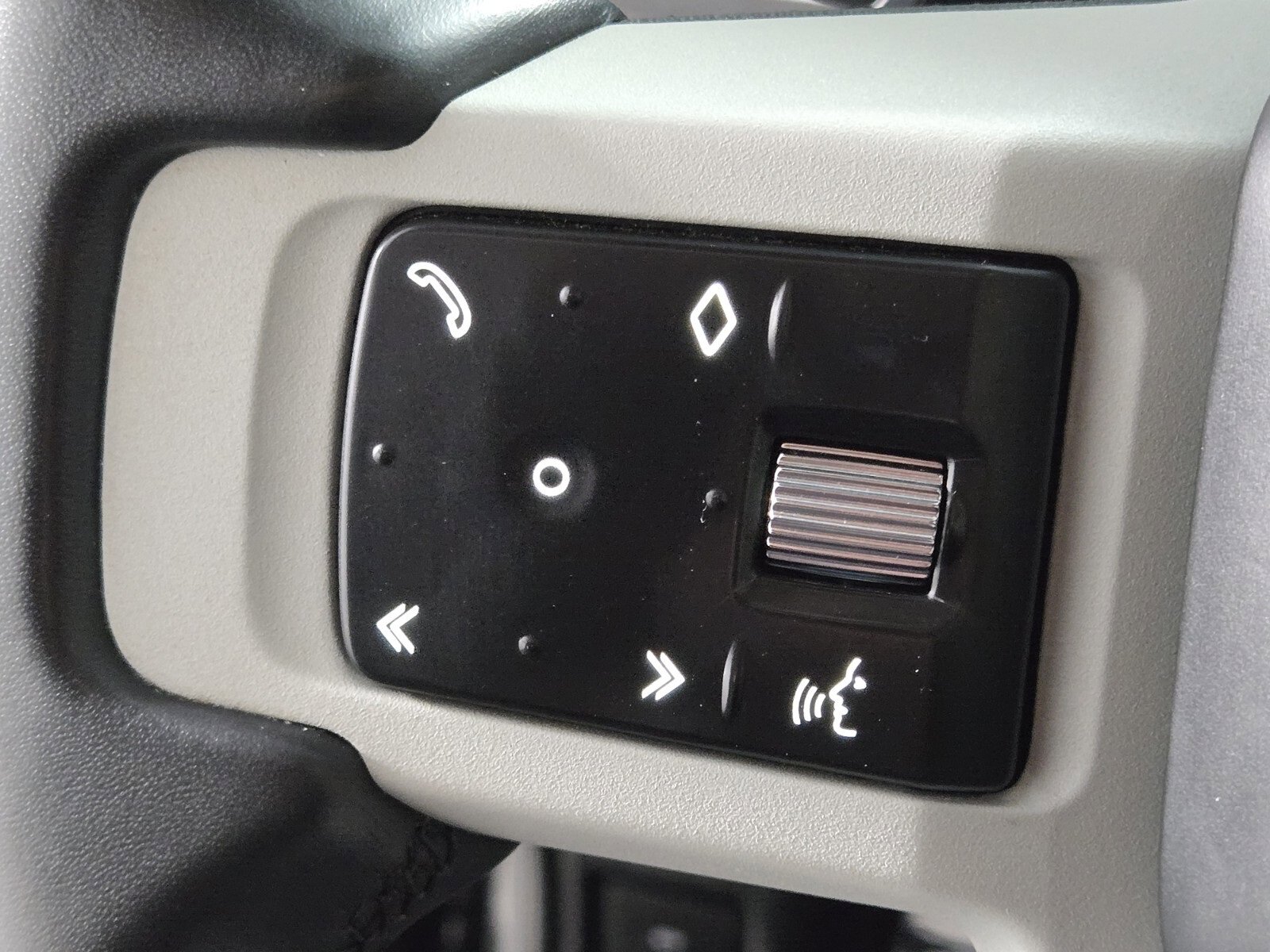 Used 2023 Land Rover Defender 130 X-Dynamic SE image 27