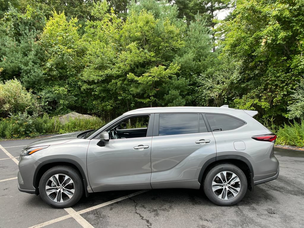 Used 2026 Toyota Highlander XLE AWD/4WD image 2