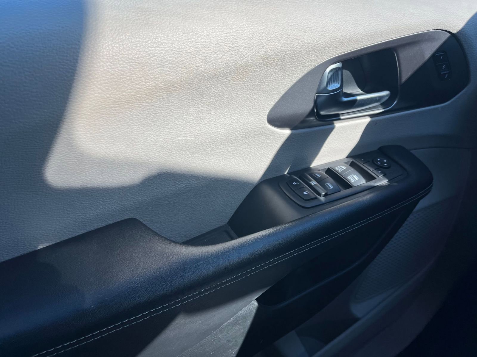 Used 2023 Chrysler Pacifica Touring-L image 41