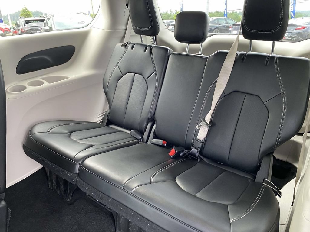Used 2024 Chrysler Pacifica Touring-L FWD image 11