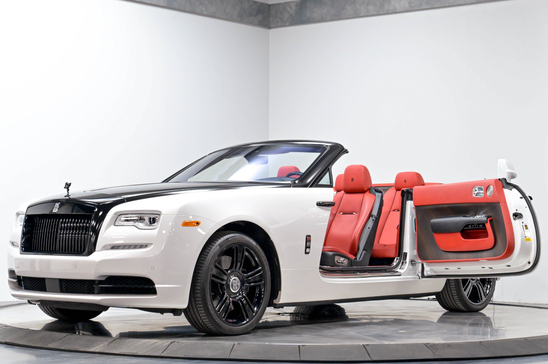 Used 2017 Rolls-Royce Dawn RWD image 2